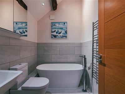 Family Bathroom (South Barn)